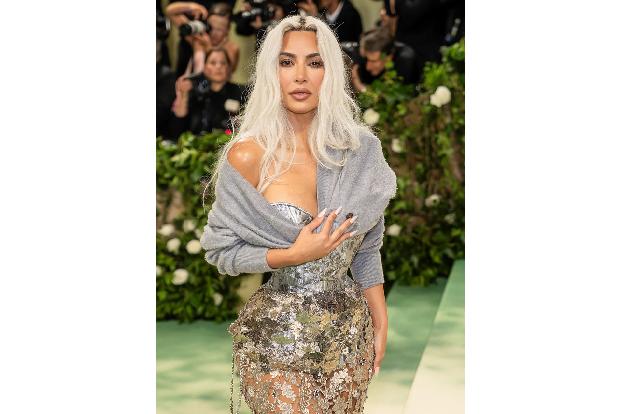 Eine halbe Familie tummelt sich ebenfalls in den Top 10. Kim Kardashian gehört zu den ganz schlimmen Umweltsündern. Die Reality-Queen nahm 210 Mal den Flieger, darunter auch einmal für eine Reise zwis ...