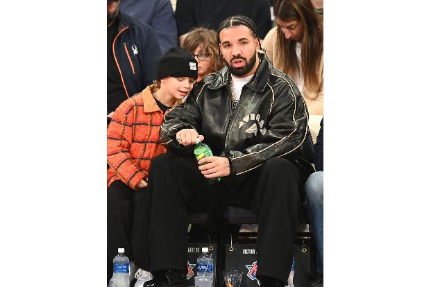 Rapper fliegen offenbar gern, und so findet sich auch Drake in den Top Five. Er flog 203 Mal und pustete 2.515 Tonnen CO2  in die Atmosphäre, und auch…