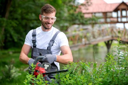 junger mann im garten junger mann im garten