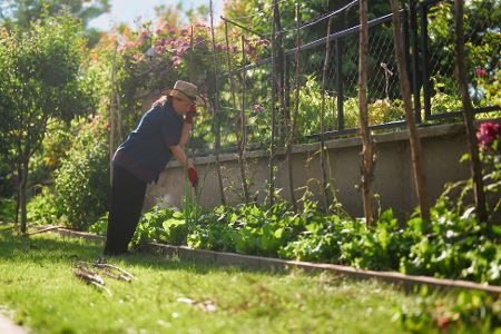 frau im garten