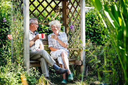 Paar in Gartenlaube