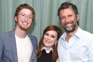 Halb Hollywood gratuliert: Julianne Moores Sohn hat sich verlobt