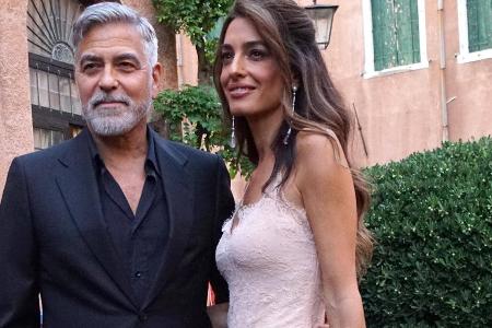 George und Amal Clooney: Verliebte Küsse in Italien George und Amal Clooney: Verliebte Küsse in Italien