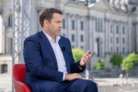 Inwieweit Merz seine Äußerungen mit dem Koalitionspartner abgestimmt hat, blieb zunächst offen. Vizekanzler Lars Klingbeil ( SPD) widersprach jedenfalls dem Eindruck, dass es einen Kurswechsel gebe. 