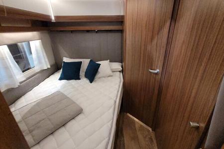Elternbett, französisches Bett, Längsbett, Matratze, Fenster, Tür