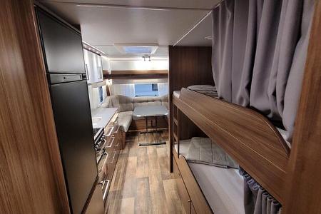 Stockbetten, Kühlschrank, Küche, Wohnraum