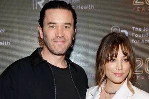 Tom Pelphrey und Kaley Cuoco haben sich verlobt