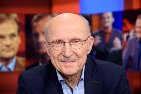 Portraitfoto von Mann mit Brille in einer Talkshow