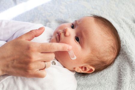Baby wird eingecremt