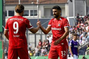 Schusters Debüt glückt: Freiburg in der zweiten Runde
