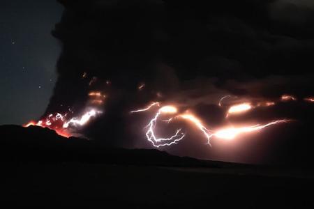 Es blieb nicht nur bei Aschewolken. An den Hängen des Schiwelutsch waren Lavaströme und Blitze zu sehen.