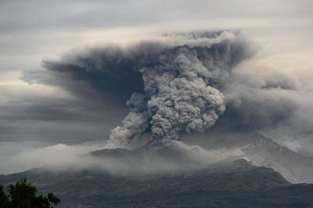 Bei der Eruption im April 2023 waren die Aschewolken bis zu 20 Kilometer hoch gestiegen.