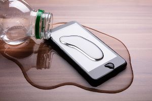 Was tun, wenn das Smartphone nass geworden ist? Maßnahmen für den Notfall