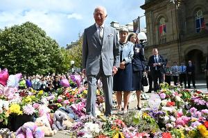 König Charles III. spricht mit Überlebenden nach Angriff in Southport