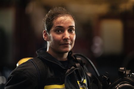 feuerwehrfrau am schwitzen