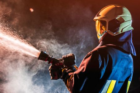 wasserstrahl von feuerwehreinsatzzkraft