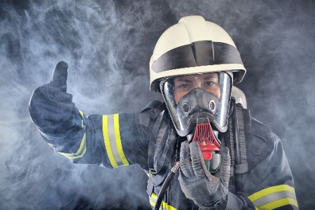feuerwehrfrau zeigt daumen hoch
