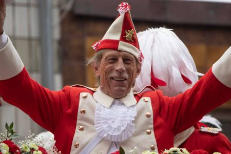 Die besten Sprüche von Christoph Daum - Coach, Psychologe, Sprücheklopfer und Lebemann: Die Ende August 2024 verstorbene Trainerlegende Christoph Daum hat definitiv einen Fußabdruck im Fußball hinterlassen. Das sind die besten Sprüche des legendären Übungsleiters:
