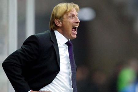 'Der österreichische Fußball ist sukzessive in eine schwierige Situation geschlittert, weil sehr viele durchschnittliche Ausländer gekauft worden sind. Da fahren Vereinspräsidenten an den Plattensee auf Urlaub und bringen sich dann vier Kellner mit.'