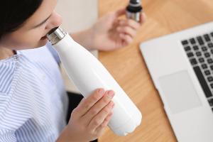 Angebrochene Flasche: Kann Wasser schlecht werden?