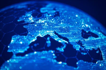 Europakarte mit blau illuminiertem Licht