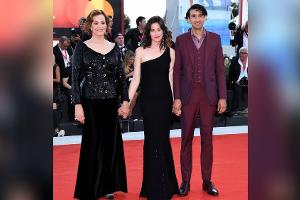 Venedig: Sigourney Weaver mit ihrem Kind Shar auf dem roten Teppich