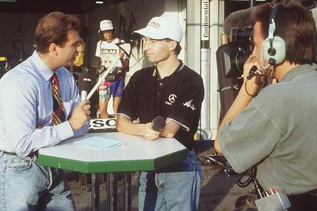 Schlichtes Debüt - Vor über 30 Jahren beginnt die Formel-1-Karriere von Kai Ebel. Der RTL-Reporter, hier 1994 im Gespräch mit Heinz-Harald Frentzen, zeigt sich modisch zunächst von seiner konservativen Seite. Doch das sollte sich im Laufe der Jahre ändern.