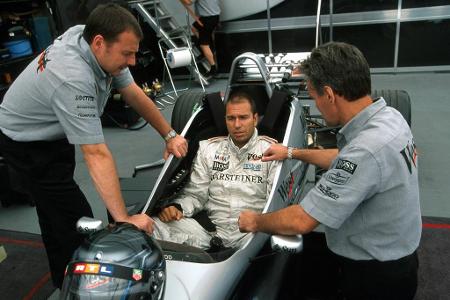 Selbstversuch - Im Jahr 2000 tauscht Kai Ebel sein Outfit gegen einen Rennanzug, um ein paar Runden im McLaren-Doppelsitzer zu drehen.