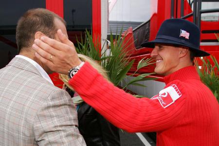 Im Paddock geschätzt - Unzählige Male spricht Kai Ebel mit Rekordweltmeister Michael Schumacher in der Boxengasse oder der Startaufstellung. Dieser hat für Ebel auch mal eine Streicheleinheit übrig.