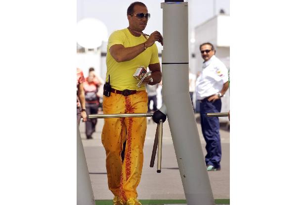 Kurswechsel - Gelbes Shirt, gelb-gold-glänzende Hose mit Zierstreifen und Ledergürtel - in der Saison 2005 setzt Kai Ebel im Bereich der Boxengassen-Outfits neue Maßstäbe.
