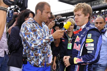 Fragender Blick - Ob Sebastian Vettel auf diesem Bild über das anstehende Rennen nachdenkt oder das wild gemusterte Hemd von Kai Ebel ins Visier nimmt, ist nicht geliefert.