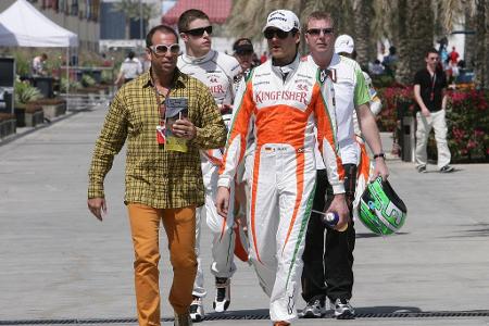 Wer ist hier der Star? - Wie langweilig ein Formel-1-Rennanzug im Vergleich zu einem Ebel-Outfit wirken kann, zeigt dieses Bild aus dem Jahr 2010.