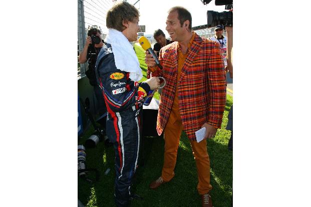 Hauptsache kariert - Was viele Leute in den 70ern in Form eines Couch-Bezugs im Wohnzimmer stehen hatten, trägt Kai Ebel in der Saison 2011 in der Startaufstellung der Formel 1.