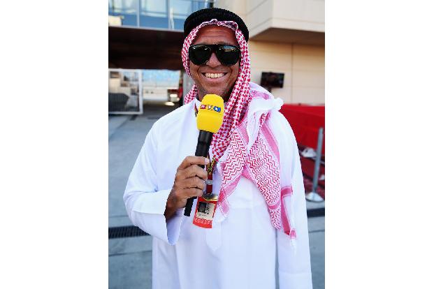 Gruß aus dem Orient - In traditioneller Landeskleidung begrüßt Kai Ebel die RTL-Zuschauer zum Großen Preis von Bahrain.