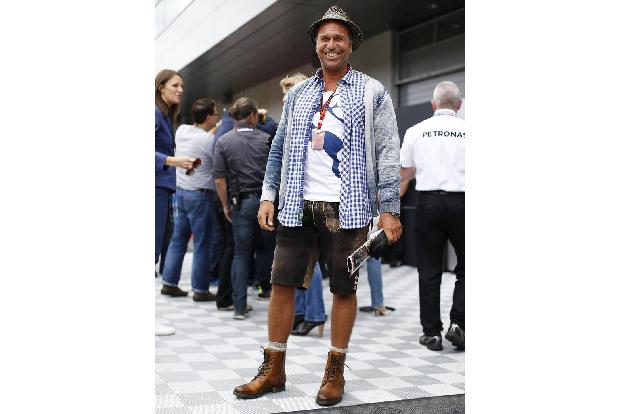 Stilecht - Beim Großen Preis von Österreich im Jahr 2015 präsentiert sich der 'RTL'-Reporter in einem Outfit, das traditioneller kaum sein könnte.
