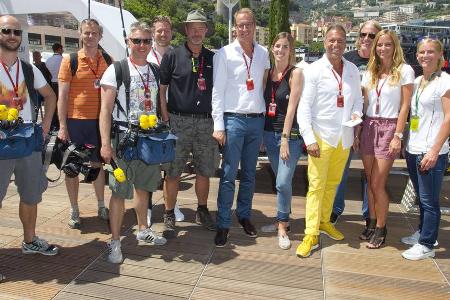 Echter Blickfang - Selbst in Monaco, der Stadt der Stars, Sternchen und Reichen, fällt Kai Ebel durch seine Kleiderauswahl auf. Seine knallgelbe Hose stiehlt den Kollegen von RTL auf dieser Aufnahme definitiv die Show.