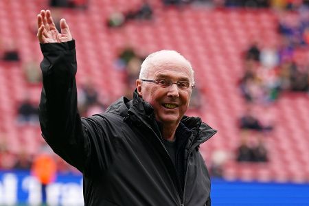Sven-Göran Eriksson hebt lächelnd die Hand zum Gruß