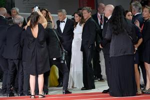 Brad Pitt und Ines de Ramon: Red-Carpet-Premiere als Paar in Venedig