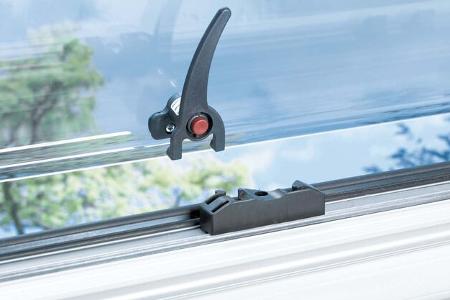 Einhand-Riegel mit Sicherung bei Reisemobilfenster
