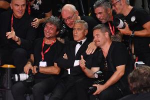 "Wolfs"-Premiere: George Clooney beweist viel Herz für die Fotografen