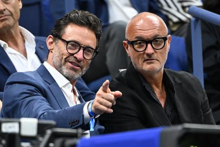 Seit gut einer Woche finden in New York die US Open statt, und während mit Carlos Alcaraz und Novak Djokovic zwei Favoriten bereits früh aus dem Turnier flogen, gibt es auf den Rängen jeden Tag Supers ... Seit gut einer Woche finden in New York die US Open statt, und während mit Carlos Alcaraz und Novak Djokovic zwei Favoriten bereits früh aus dem Turnier flogen, gibt es auf den Rängen jeden Tag Supers ...