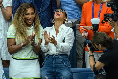 ...hatte sich die ehemalige Nr. 1 in der Welt ihre gute Freundin Alicia Keys mitgebracht, und die beiden Frauen hatten sichtlich Spaß im Billie Jean King National Tennis Center.