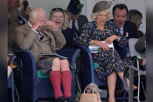 König Charles lacht Tränen: Lustiger Ausflug zu den Highland Games