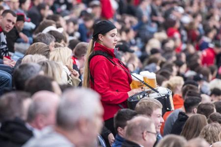 Eintracht Frankfurt - 4,70 Euro für 0,5 L Bier - 4,10 Euro für eine Stadion-Wurst