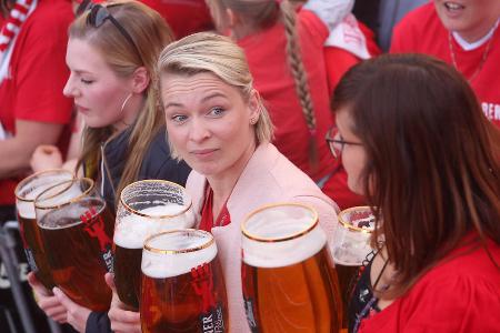 1. FC Union Berlin - 5,00 Euro für 0,5 L Bier - 4,00 Euro für eine Stadion-Wurst