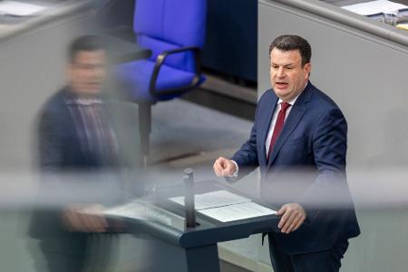 Pistorius ist gesetzt. Klingbeil kann es sich aussuchen. Beide sind Männer aus Niedersachsen, von denen es in der SPD-Führung ziemlich viele gibt. Es ist daher fraglich, ob für den bisherigen Arbeitsminister Hubertus Heil, ebenfalls aus Niedersachsen, noch Platz im Kabinett ist.