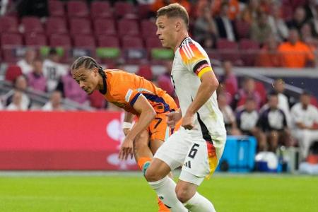 ABWEHR: Joshua Kimmich - Note: 3,0 - Lief über die rechte Seite unermüdlich an, auch wenn seine Flankenqualität selten stimmte. Ließ nie nach und erwischte die Holländer kurz vor der Pause bei seinem Treffer im Tiefschlaf. Die Absicherung fehlte jedoch bei zu vielen seiner Vorstöße.