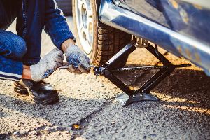 Wagenheber & Co.: So bocken Sie Ihr Auto wirklich sicher auf
