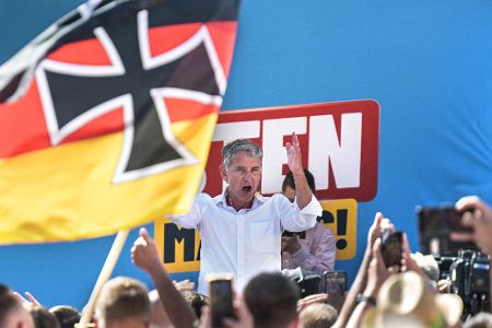 AfD-Spitzenkandidat Björn Höcke spricht auf einer AfD-Wahlkampfveranstaltung hinter einer Deutschlandfahne mit dem Eisernen Kreuz. Am 01. September finden in Thüringen die Landtagswahlen statt.