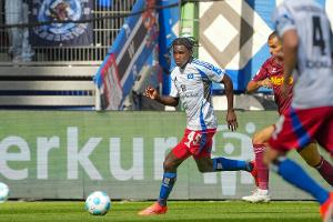 HSV schlägt Regensburg klar - Jungstar Balde spielt groß auf